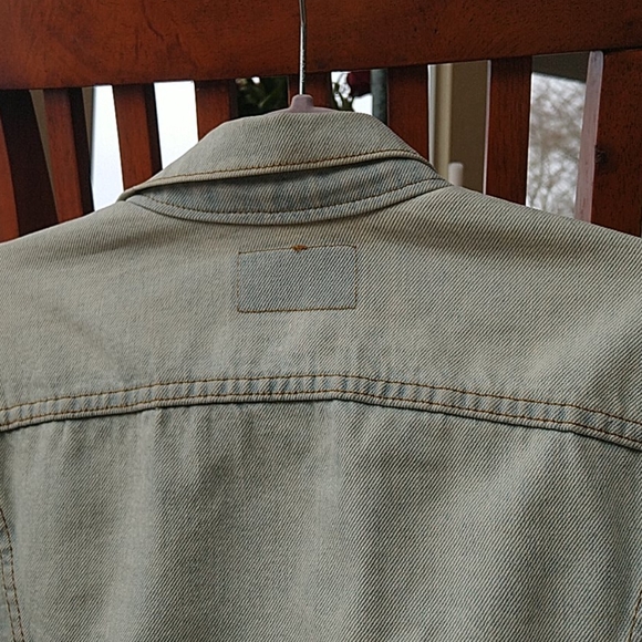 Light wash Levi's denim jacket - Picture 4 of 5